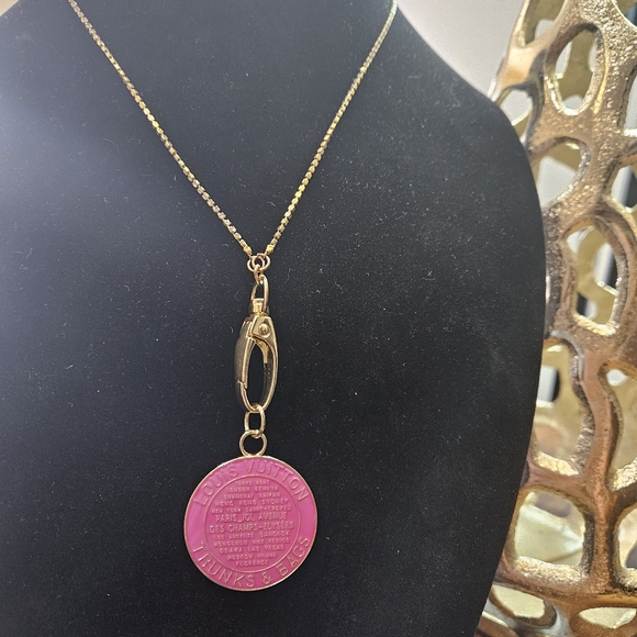 Trunks and Bag Zipper Pull on Unbranded Chain. - Picture 3 of 3